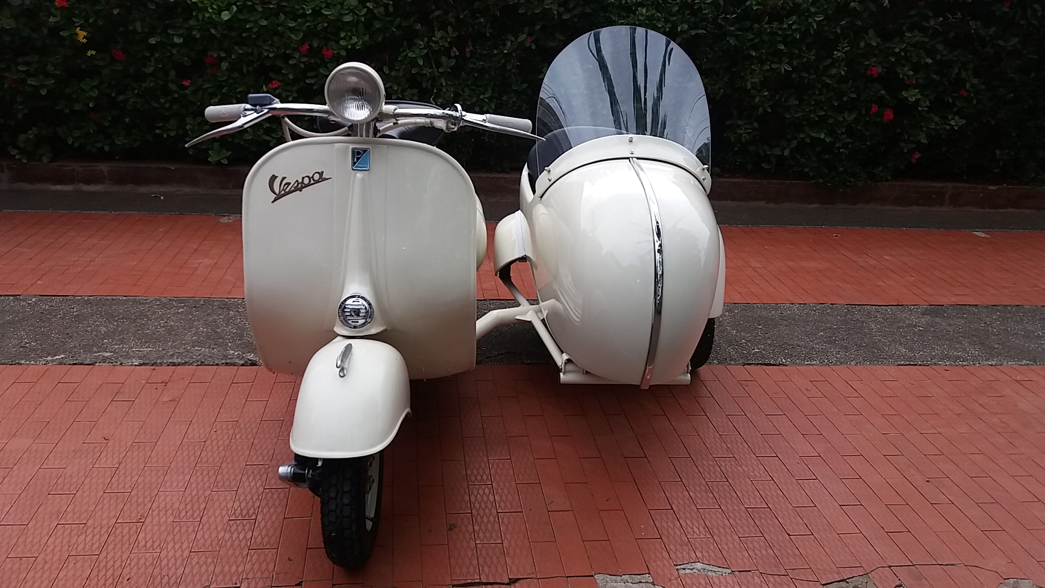 Front view Vespa with Sidecar Struzzo classic 150cc